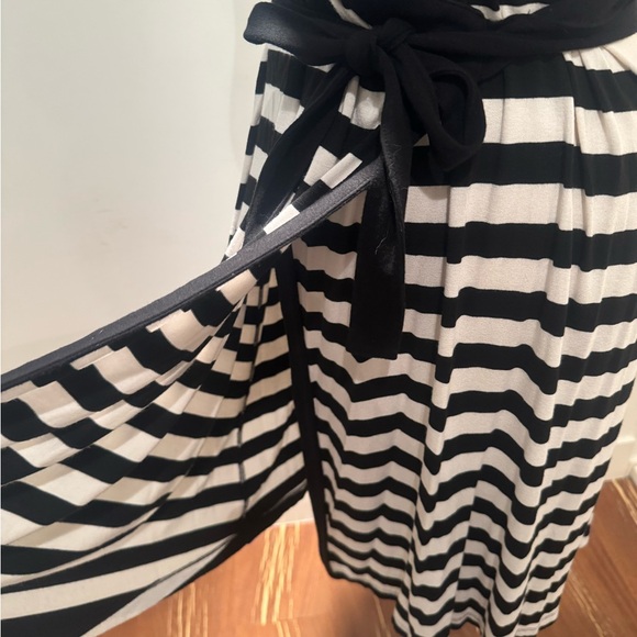 Liz Lange Black and Cream Striped Dress.
Vintage now! Size 3 Maternity = M/L - Picture 7 of 13